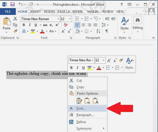 Bảo mật file Word: Trước tiên hãy Ctrl + A để bôi đen toàn bộ văn bản hoặc bạn có thể bôi đen riêng đoạn không muốn bị in. Sau đó kích phải chuột và chọn Font (mũi tên). A1-Bao-mat-file-Word-2003-2007-2010-2013.jpg