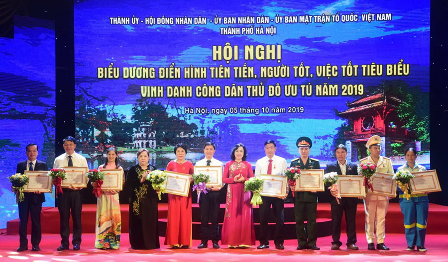 Lãnh đạo TP trao danh hiệu “Người tốt, việc tốt” tiêu biểu năm 2019 cho 10 cá nhân. Lãnh đạo TP trao danh hiệu “Người tốt, việc tốt” tiêu biểu năm 2019 cho 10 cá nhân.