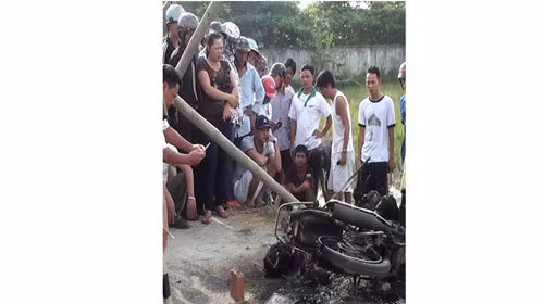 Chiếc xe máy và thi thể kẻ trộm chó bị thiêu chết tại xã Hưng Đông, TP Vinh (Tháng 6/2010) - Ảnh: Vũ Toàn