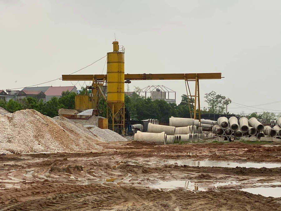 Hoạt động san lấp trái phép của Công ty Thăng Long vẫn đang ngang nhiên  diễn ra tại khu vực ngã ba sông Công – sông Cầu thuộc xã Trung Giã, Sóc Sơn, Hà Nội.