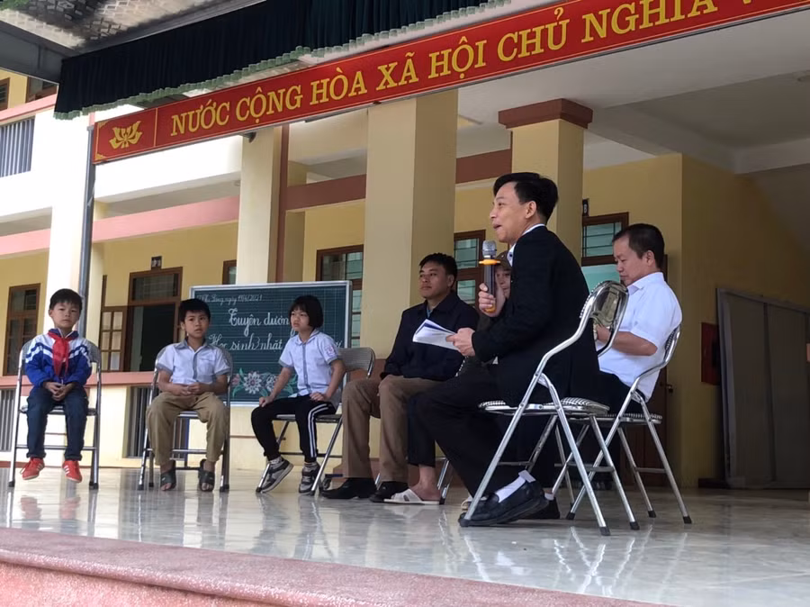 Tuyên dương các em học sinh tại buổi giao lưu "Hành động nhỏ, Ý nghĩa lớn"