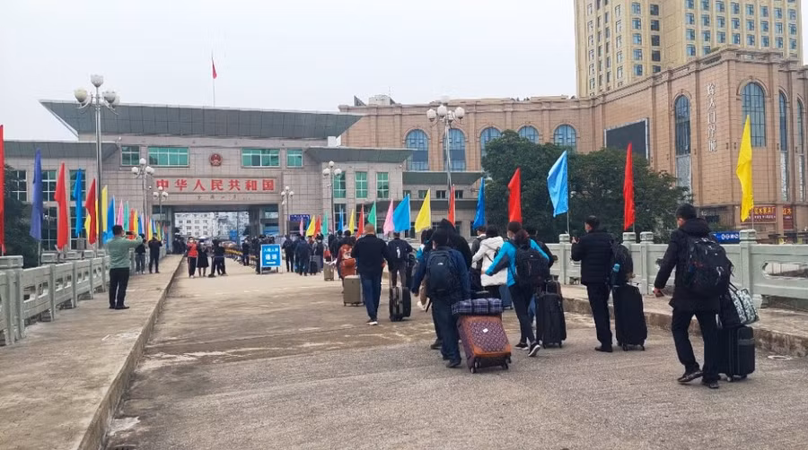 Những công dân đầu tiên bước qua vạch phân quản để về nước. Những công dân đầu tiên bước qua vạch phân quản để về nước.