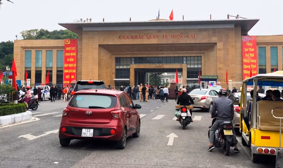 Cửa khẩu quốc tế Móng Cái hôm 8/1.