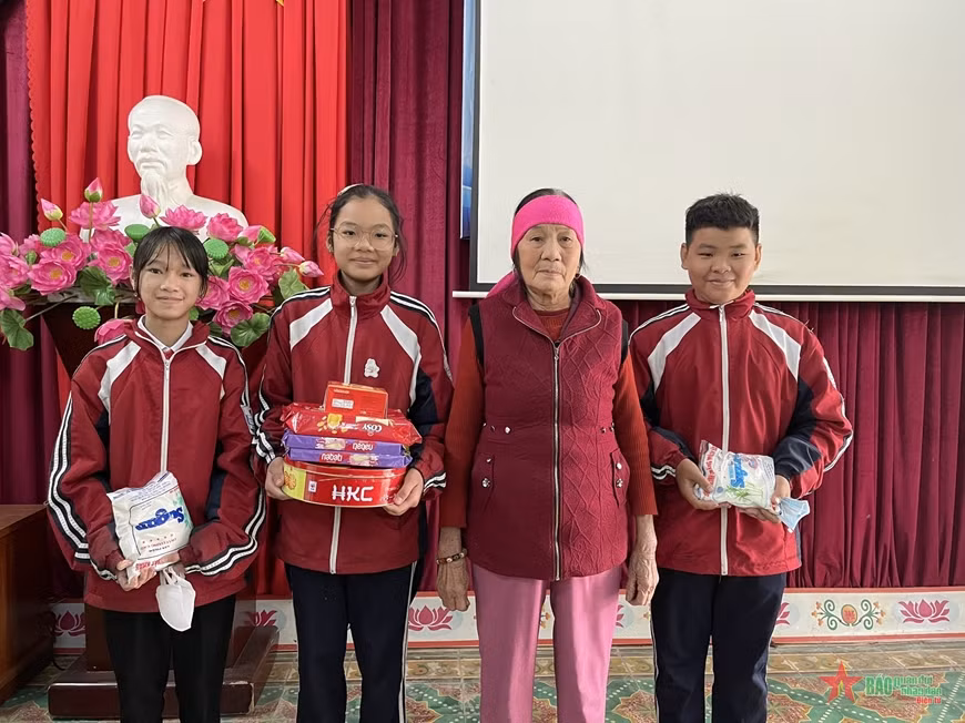 Bà Trần Thị Kền cảm ơn hành động đẹp của ba học sinh Lớp 6A2, Trường THCS Bình Khê. 