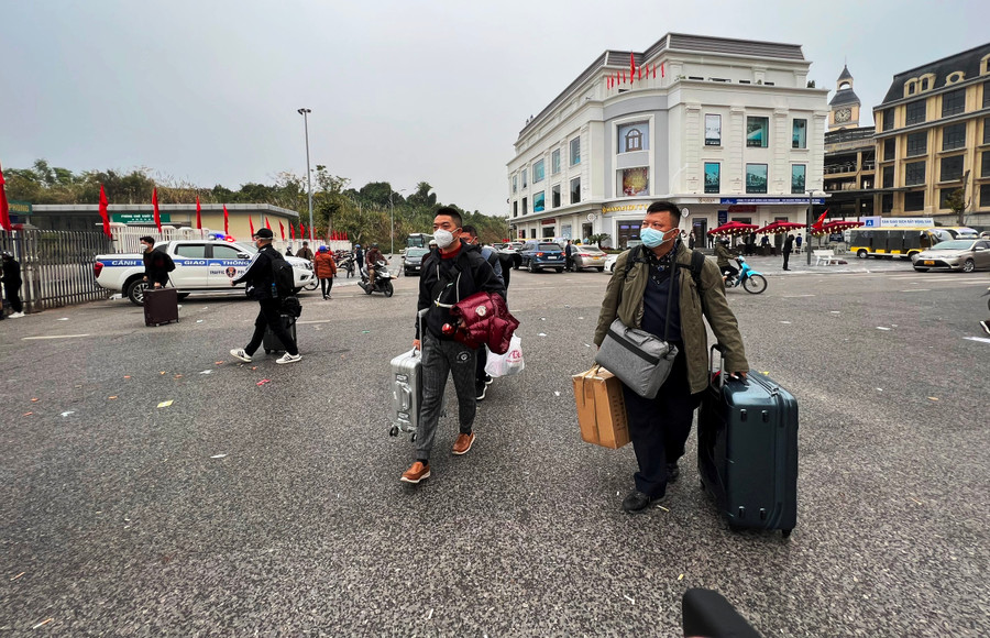 Những công dân Trung Quốc chủ yếu là chuyên gia, công nhân làm việc tại các khu công nghiệp ở Quảng Ninh, Hải Phòng... Những công dân Trung Quốc chủ yếu là chuyên gia, công nhân làm việc tại các khu công nghiệp ở Quảng Ninh, Hải Phòng...