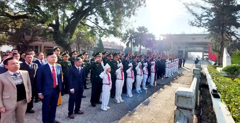 Lễ chào cờ đầu năm mới có sự tham gia của đông đảo cán bộ, đảng viên, công chức, viên chức, lực lượng vũ trang, học sinh và nhân dân TP Móng Cái.