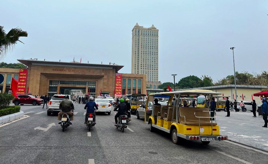 Dịch vụ xe điện, taxi hoạt động nhộn nhịp. Dịch vụ xe điện, taxi hoạt động nhộn nhịp.