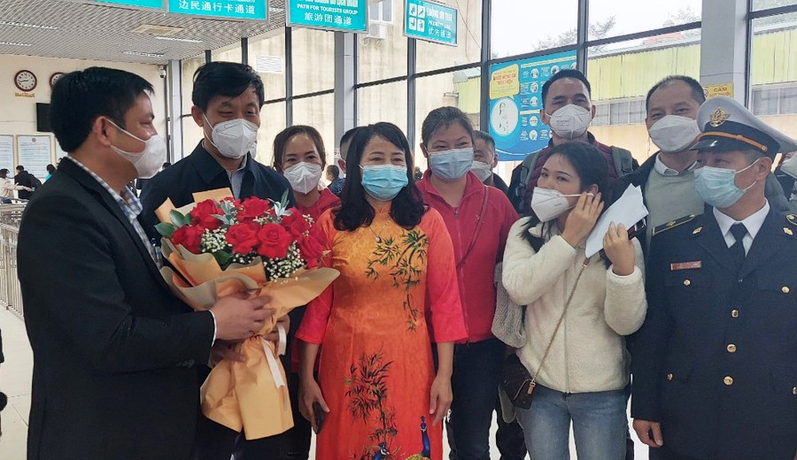 Lãnh đạo TP Móng Cái tặng hoa những người xuất cảnh qua cửa khẩu. Theo chính sách của Trung Quốc, những người hồi hương đoàn tụ sẽ được ưu tiên nhập cảnh trước. Công dân Việt Nam và công dân nước thứ ba hiện chưa thể nhập cảnh Trung Quốc. Công dân Trung Quốc khi xuất cảnh từ Việt Nam và nhập cảnh vào Trung Quốc phải có giấy xét nghiệm Covid-19 bằng phương pháp RT-PCR trong vòng 48 tiếng. Lãnh đạo TP Móng Cái tặng hoa những người xuất cảnh qua cửa khẩu. Theo chính sách của Trung Quốc, những người hồi hương đoàn tụ sẽ được ưu tiên nhập cảnh trước. Công dân Việt Nam và công dân nước thứ ba hiện chưa thể nhập cảnh Trung Quốc. Công dân Trung Quốc khi xuất cảnh từ Việt Nam và nhập cảnh vào Trung Quốc phải có giấy xét nghiệm Covid-19 bằng phương pháp RT-PCR trong vòng 48 tiếng.