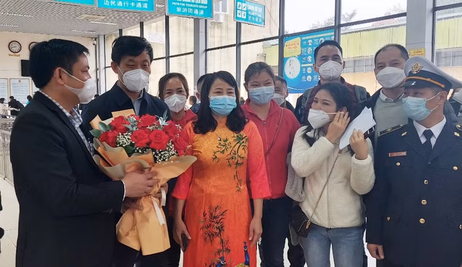 Lãnh đạo TP Móng Cái tặng hoa những người xuất cảnh qua cửa khẩu. Theo chính sách của Trung Quốc, những người hồi hương đoàn tụ sẽ được ưu tiên nhập cảnh trước. Công dân Việt Nam và công dân nước thứ ba hiện chưa thể nhập cảnh Trung Quốc. Công dân Trung Quốc khi xuất cảnh từ Việt Nam và nhập cảnh vào Trung Quốc phải có giấy xét nghiệm Covid-19 bằng phương pháp RT-PCR trong vòng 48 tiếng. Lãnh đạo TP Móng Cái tặng hoa những người xuất cảnh qua cửa khẩu. Theo chính sách của Trung Quốc, những người hồi hương đoàn tụ sẽ được ưu tiên nhập cảnh trước. Công dân Việt Nam và công dân nước thứ ba hiện chưa thể nhập cảnh Trung Quốc. Công dân Trung Quốc khi xuất cảnh từ Việt Nam và nhập cảnh vào Trung Quốc phải có giấy xét nghiệm Covid-19 bằng phương pháp RT-PCR trong vòng 48 tiếng.