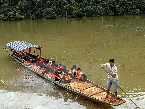 Các thầy Trường Phổ thông dân tộc bán trú Tiểu học số 1 xã Ta Gia đưa học sinh vượt sông Nậm Mu về trường