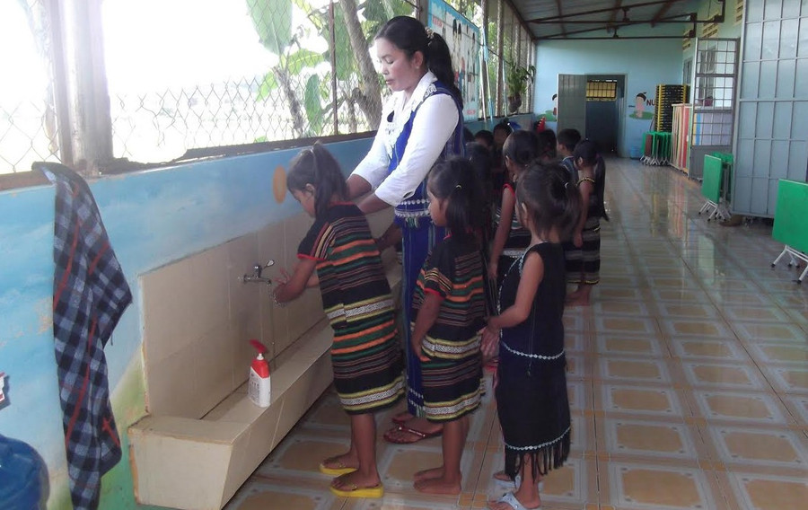 Tận tình chăm sóc học sinh Tận tình chăm sóc học sinh