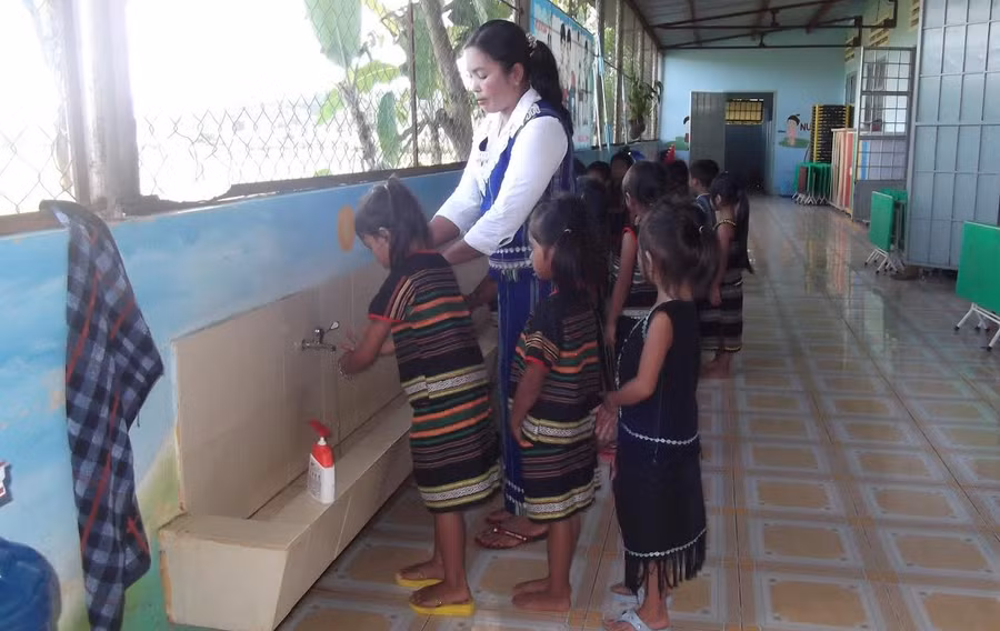 Tận tình chăm sóc học sinh