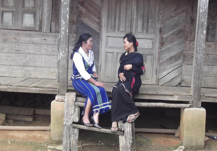Cô Ka Hiền phải đến từng nhà để thuyết phục bà con cho con em mình đi học Cô Ka Hiền phải đến từng nhà để thuyết phục bà con cho con em mình đi học