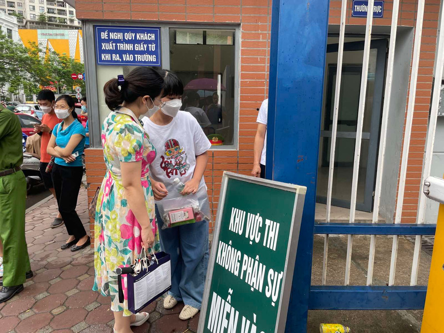 Mẹ dặn con trước khi vào phòng thi. Mẹ dặn con trước khi vào phòng thi.