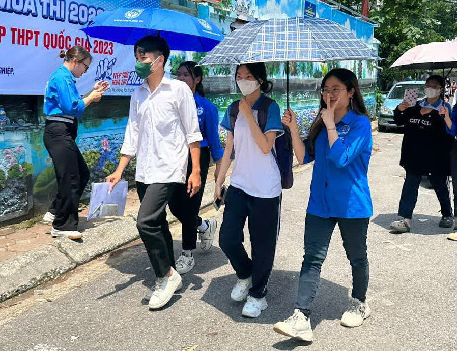 Thí sinh chuẩn bị vào điểm thi. Thí sinh chuẩn bị vào điểm thi.