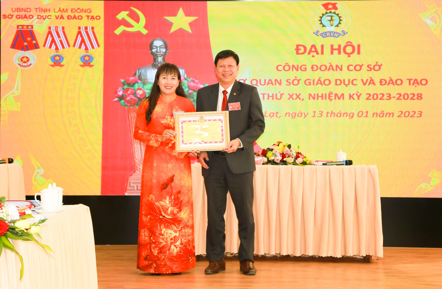 Chủ tịch Công đoàn ngành Giáo dục tỉnh Lâm Đồng Ngô Văn Sơn trao bằng khen của Công đoàn Giáo dục Việt Nam cho bà Phạm Thị Hồng Hải - Giám đốc Sở GD&ĐT Lâm Đồng. Chủ tịch Công đoàn ngành Giáo dục tỉnh Lâm Đồng Ngô Văn Sơn trao bằng khen của Công đoàn Giáo dục Việt Nam cho bà Phạm Thị Hồng Hải - Giám đốc Sở GD&ĐT Lâm Đồng.