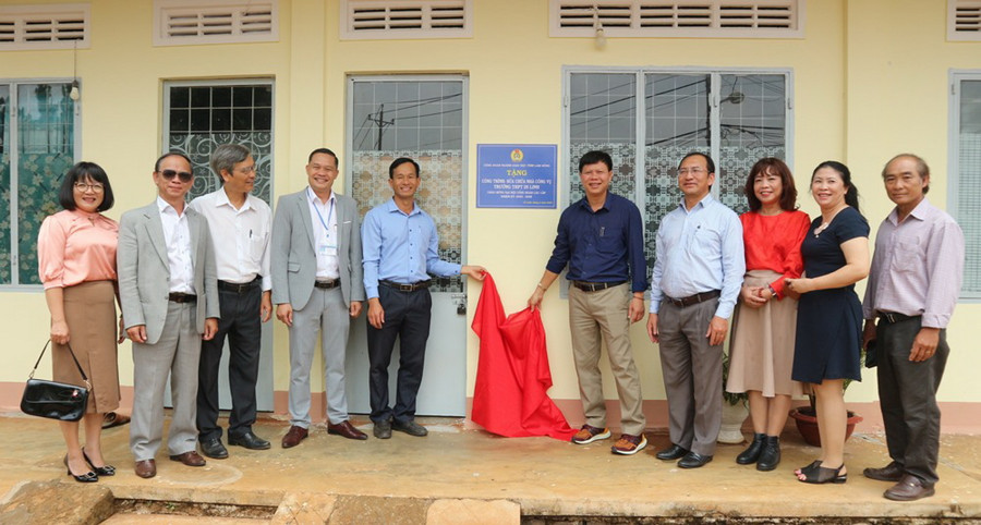 Công đoàn Giáo dục Lâm Đồng tặng nhà công vụ cho giáo viên Trường THPT Di Linh. Công đoàn Giáo dục Lâm Đồng tặng nhà công vụ cho giáo viên Trường THPT Di Linh.
