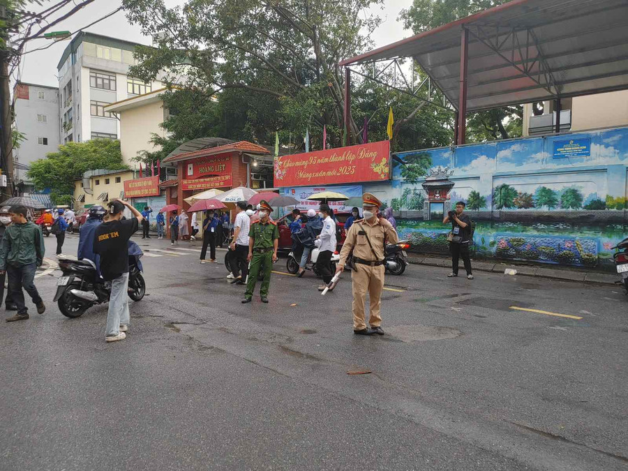 Công an phân luồng giao thông trước điểm thi.