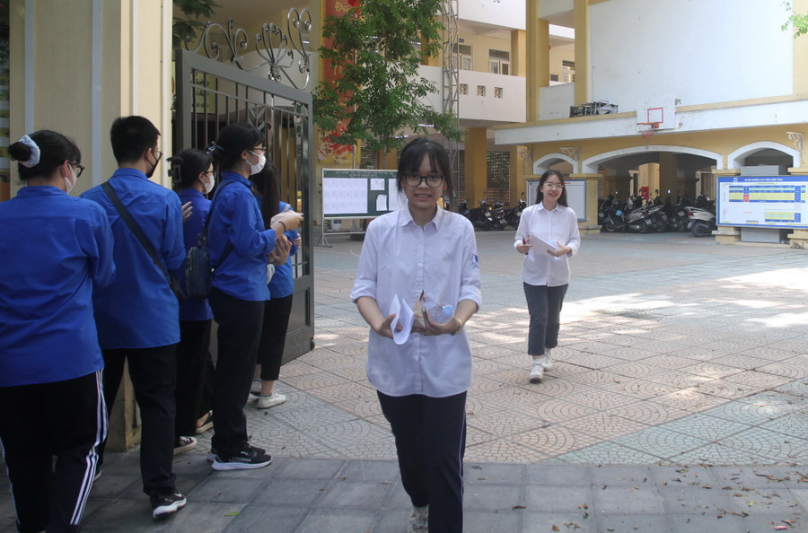 Thí sinh rời điểm thi sau bài thi môn ngoại ngữ.