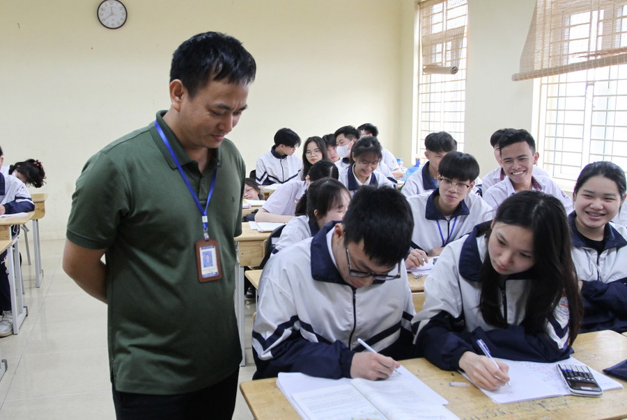 Thầy Nghiêm Hồng Trung và học sinh Trường THPT Phùng Khắc Khoan.