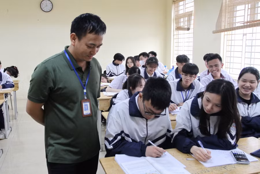 Thầy Nghiêm Hồng Trung và học sinh Trường THPT Phùng Khắc Khoan.