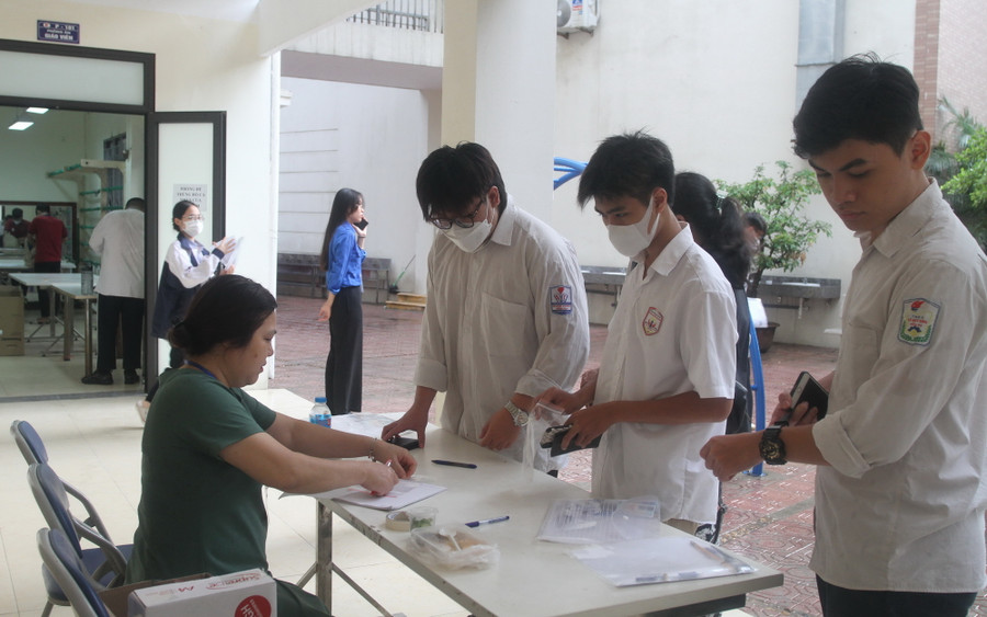 Thí sinh gửi đồ dùng cá nhân trước khi vào phòng thi Thí sinh gửi đồ dùng cá nhân trước khi vào phòng thi