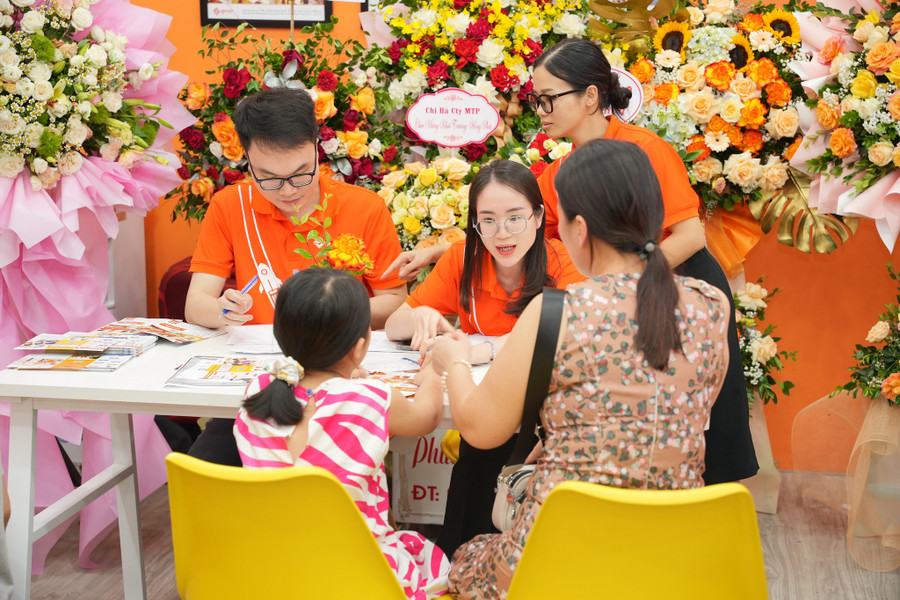 Học sinh hào hứng tham gia lớp học. Học sinh hào hứng tham gia lớp học.