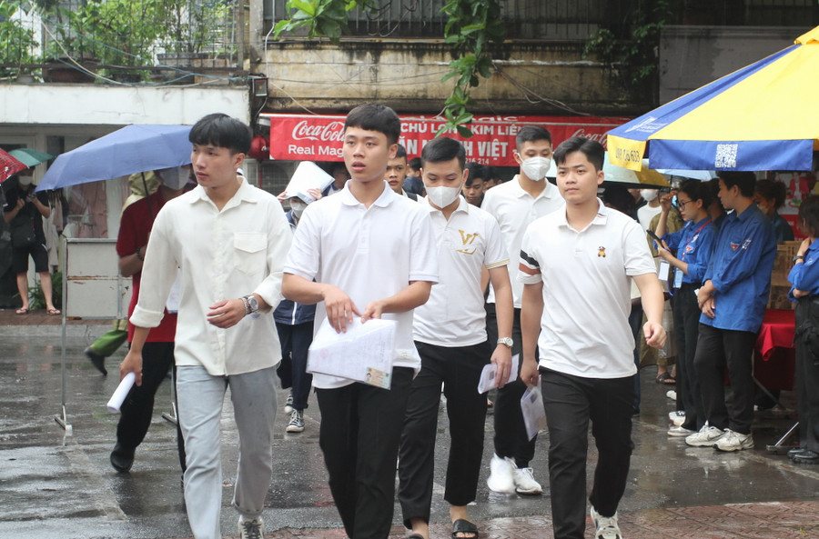 Thí sinh tại điểm thi Trường THPT Kim Liên (quận Đống Đa, Hà Nội).