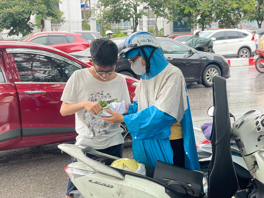 Tranh thủ ăn sáng trước khi bước vào phòng thi. Tranh thủ ăn sáng trước khi bước vào phòng thi.