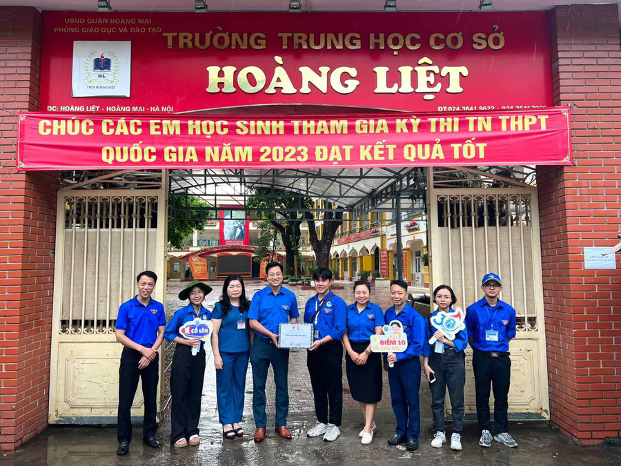 Lực lượng thanh niên tình nguyện tiếp sức mùa thi túc trực trước cổng trường.