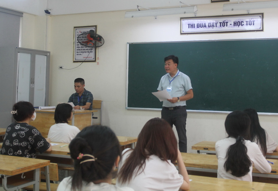 Giám thị tại điểm thi Trường THCS Khương Đình (quận Thanh Xuân) phổ biến quy chế thi cho thí sinh. Giám thị tại điểm thi Trường THCS Khương Đình (quận Thanh Xuân) phổ biến quy chế thi cho thí sinh.