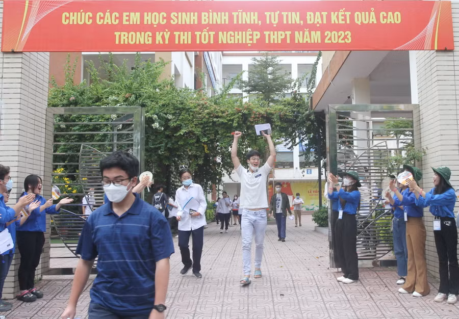 Thí sinh Hà Nội vui mừng khi làm tốt bài thi tổ hợp.