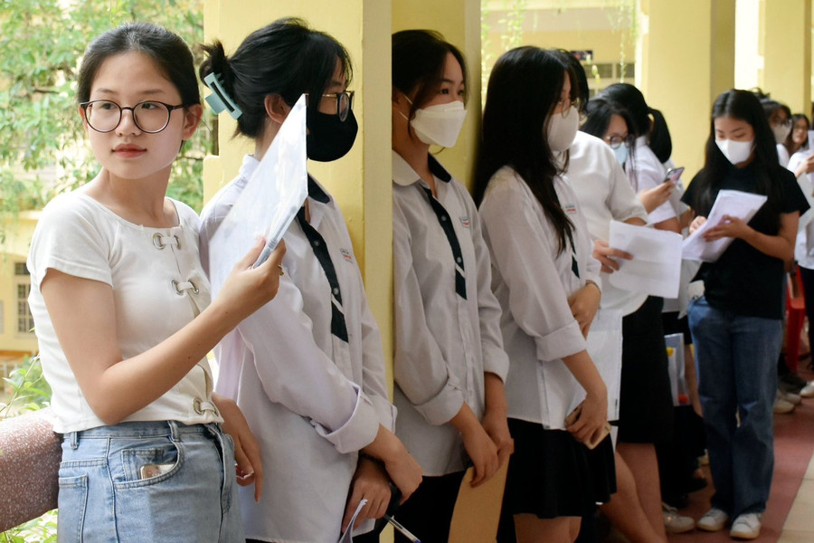 Thí sinh tại điểm thi Trường THPT Việt Đức làm thủ tục dự thi. Thí sinh tại điểm thi Trường THPT Việt Đức làm thủ tục dự thi.