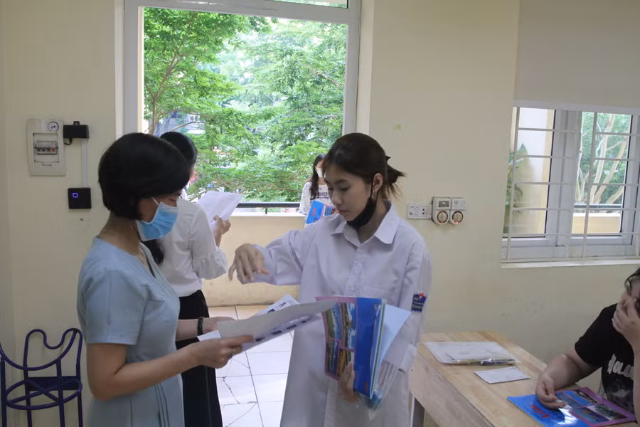 Giám thị gọi thí sinh vào phòng thi.