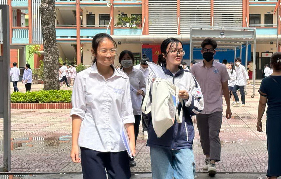 Thí sinh rời điểm thi với tâm trạng phấn khởi. Thí sinh rời điểm thi với tâm trạng phấn khởi.