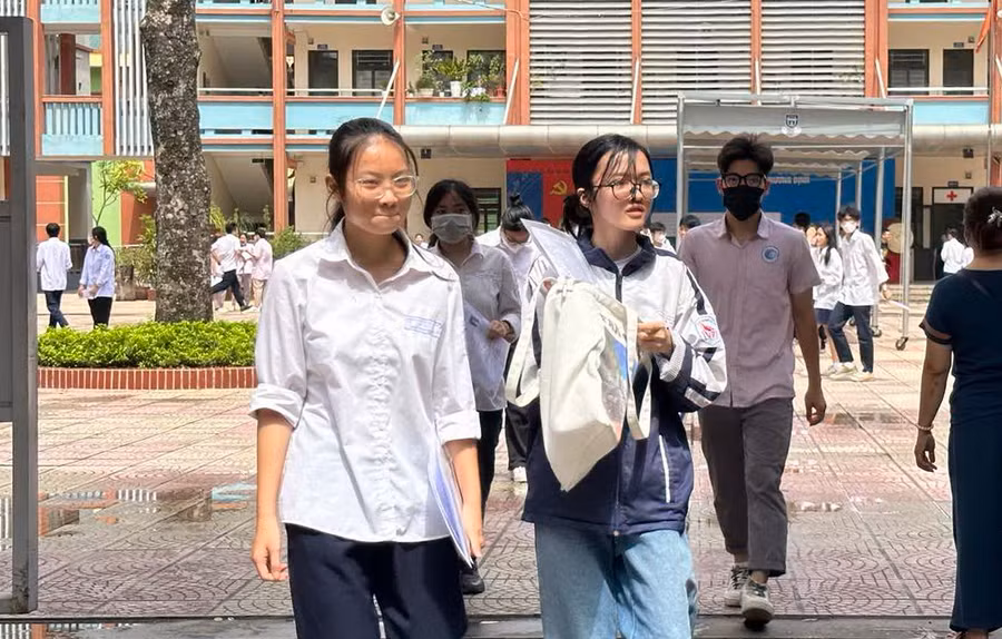 Thí sinh rời điểm thi với tâm trạng phấn khởi.