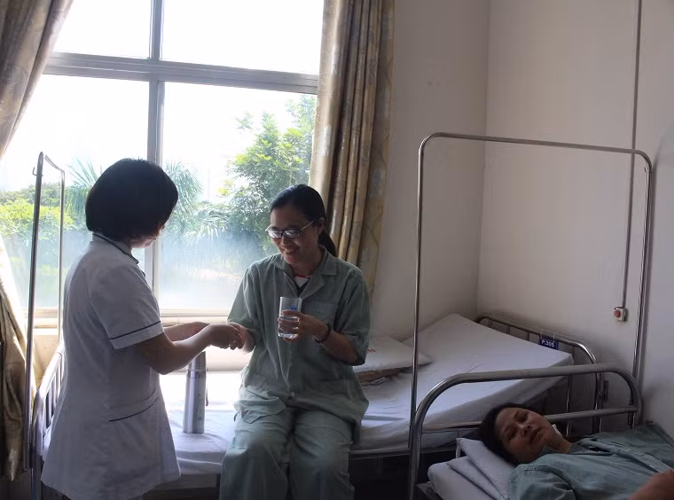 Bệnh nhân Bệnh viện Thể thao sử dụng cốc thủy tinh thay thế cốc nhựa.