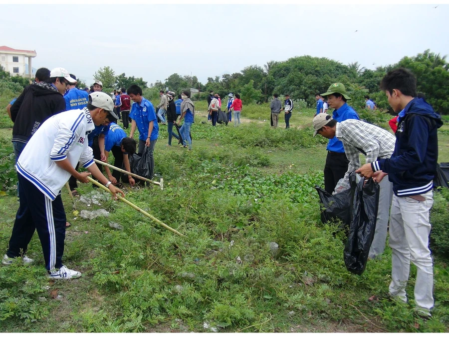 Thanh niên ra quân vệ sinh môi trường (Ảnh Báo Ninh Thuận).