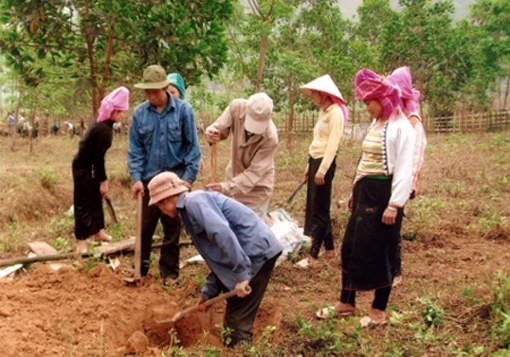 Ông Kpuih Boong vận động bà con giữ gìn vệ sinh môi trường. (Ảnh minh họa).