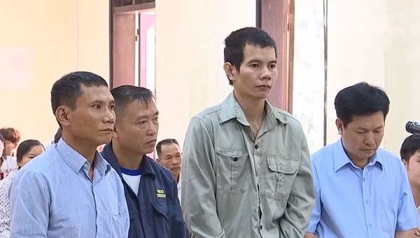 Đối tượng Nguyễn Thành Nam (thứ 2 từ bên phải sang) tại phiên tòa.