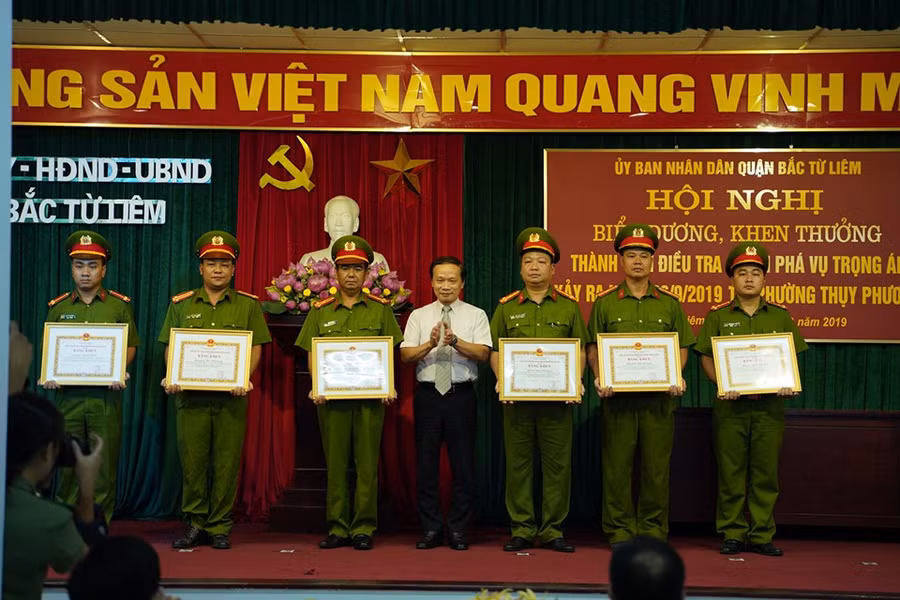 Khen thưởng cán bộ chiến sỹ trong vụ bắt 2 kẻ sát hại nam sinh chạy xe GrabBike.