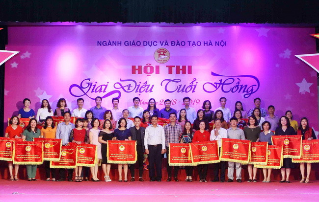 Ông Phạm Xuân Tiến- PGĐ Sở GD&ĐT Hà Nội trao giải cho các đơn vị đạt giải Nhất toàn đoàn Ông Phạm Xuân Tiến- PGĐ Sở GD&ĐT Hà Nội trao giải cho các đơn vị đạt giải Nhất toàn đoàn