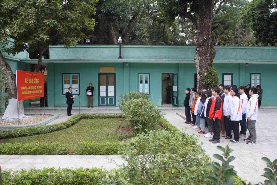 Lễ báo công dâng Bác