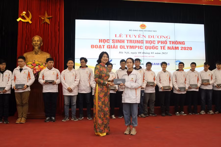 Các đơn vị trao học bổng, trao quà cho các em học sinh đoạt giải năm 2020