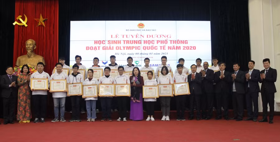 Thứ trưởng Ngô Thị Minh, các đơn vị đồng hành tổ chức Lễ Tuyên dương chụp ảnh lưu niệm cùng các em học sinh