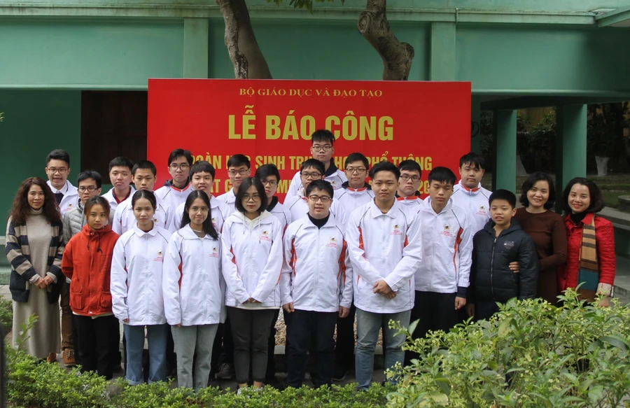 Đoàn học sinh Olympic quốc tế 2020 báo công dâng Bác