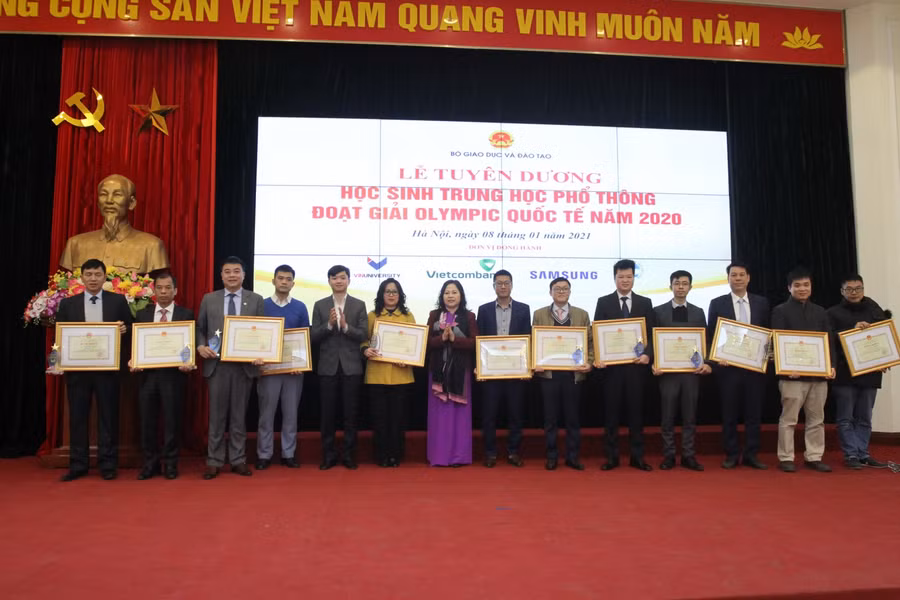 Thứ trưởng Ngô Thị Minh trao tặng Bằng khen Bộ trưởng Bộ GD&amp;ĐT cho 22 giáo viên có thành tích bồi dưỡng đội tuyển, tham gia tổ chức thi năm 2020