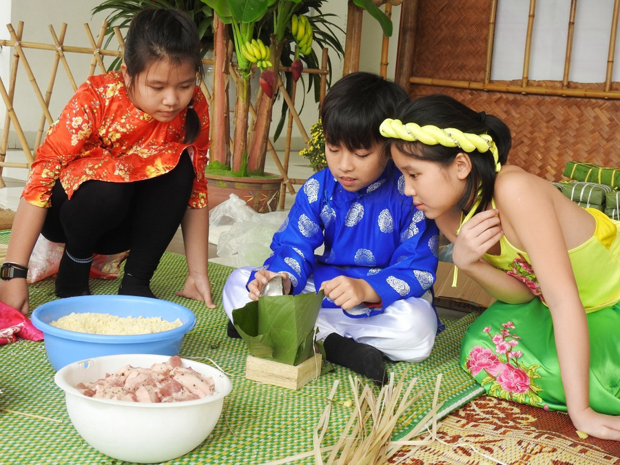 Học sinh Hà Nội trải nghiệm gói bánh chưng. Ảnh minh họa