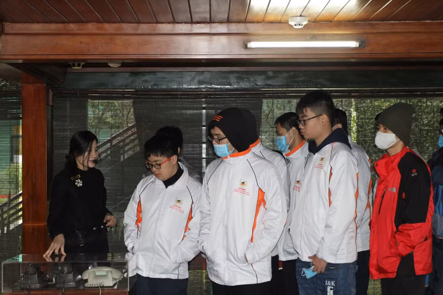 Đoàn học sinh tham quan khu di tích Phủ Chủ tịch, nghe hướng dẫn viên giới thiệu về cuộc đời và sự nghiệp của Bác Hồ