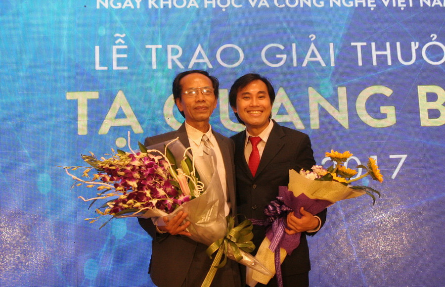 Hai nhà khoa học PGS.TS Nguyễn Sum và GS.TS Phan Thanh Sơn Nam tại lễ trao giải